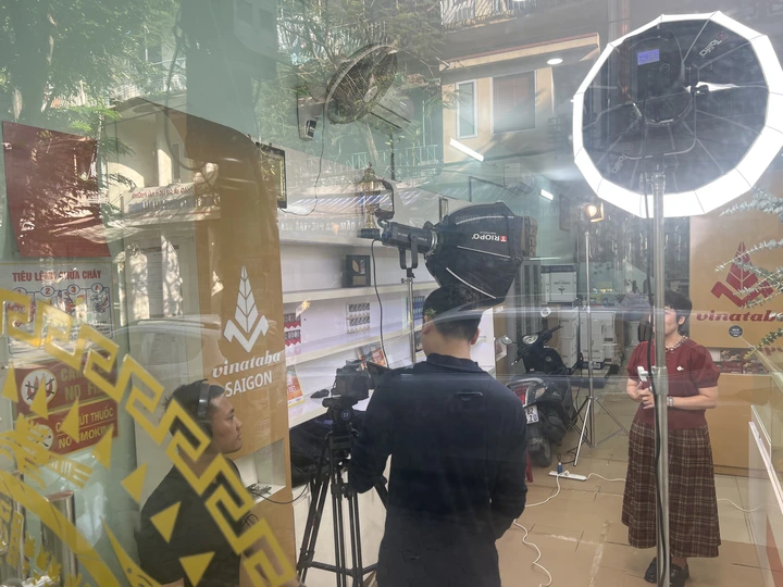 Ekip promedia quay phỏng vấn khách hàng