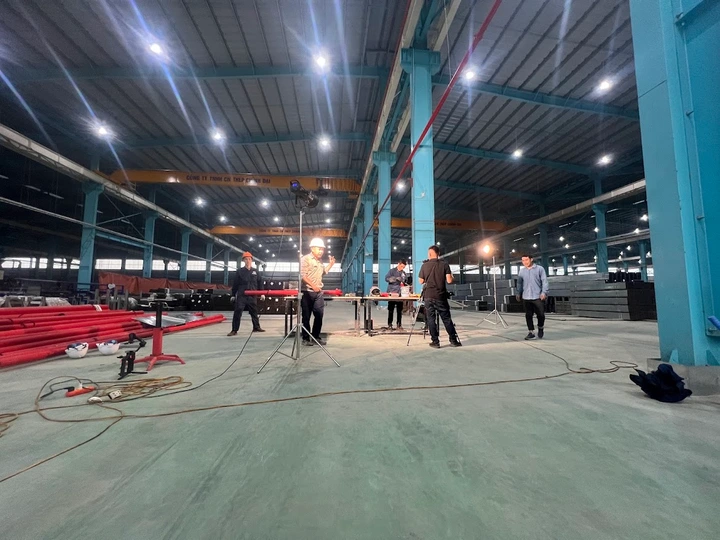 Ekip promedia quay phim tại nhà máy thép