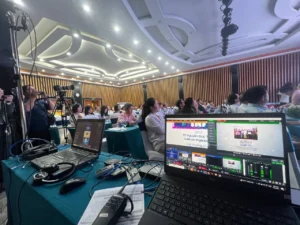 Bàn kỹ thuật livestream giải thưởng Bảo Sơn 2026 với laptop và thiết bị.