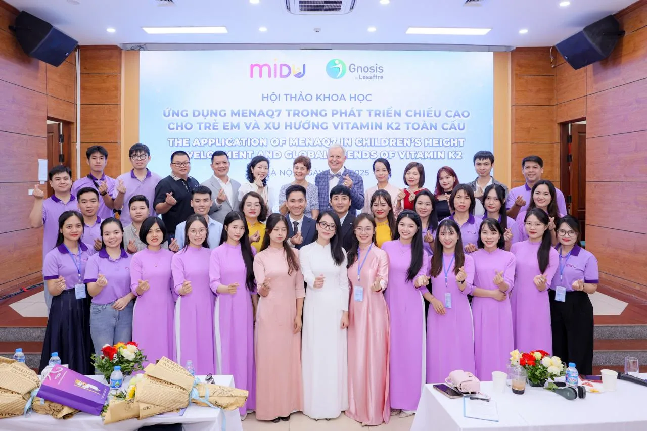 Chụp ảnh hội thảo khoa học — diễn giả trình bày