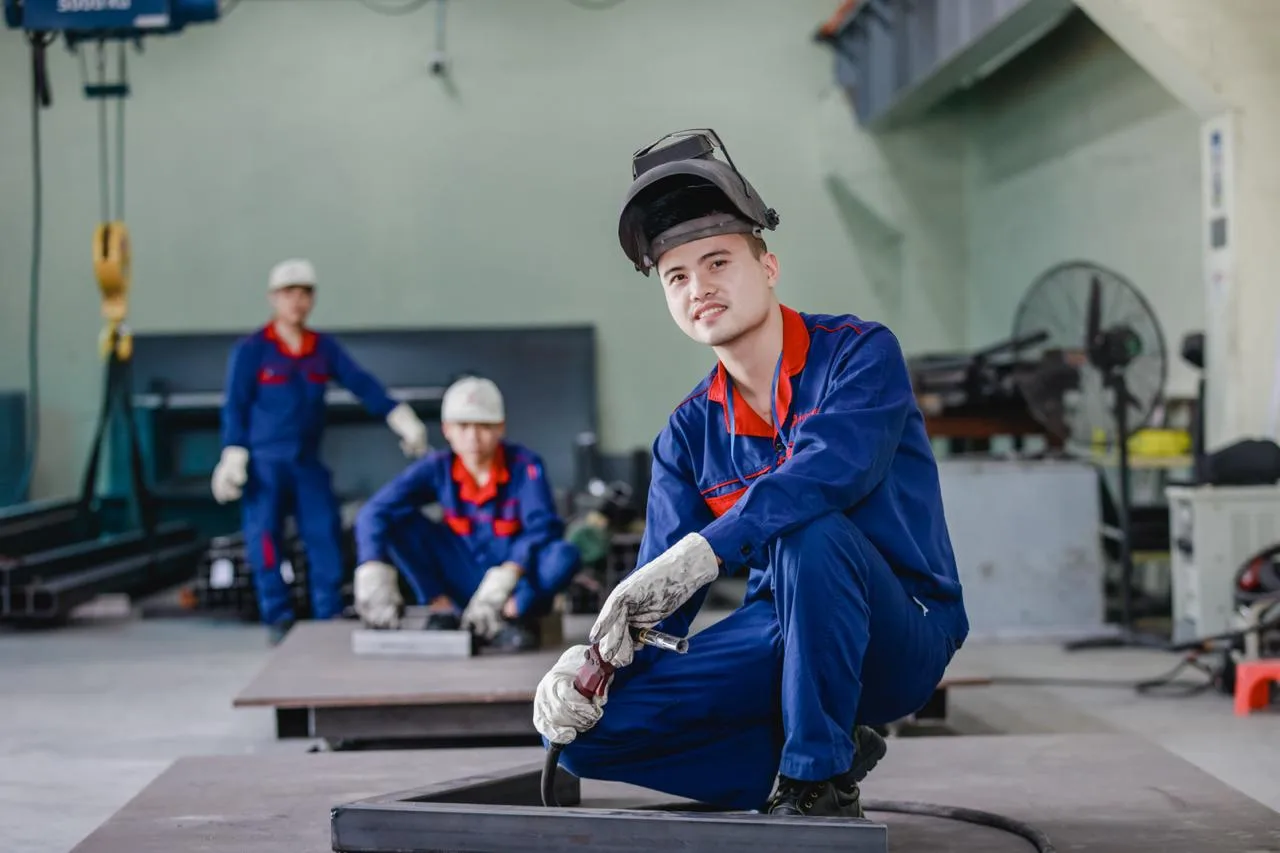 Công nhân nhà máy đồ bảo hộ mũ hàn