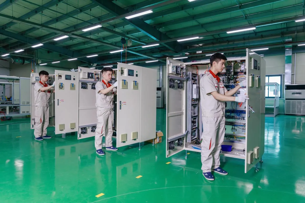 Công nhân lắp đặt kiểm tra tủ điện công nghiệp