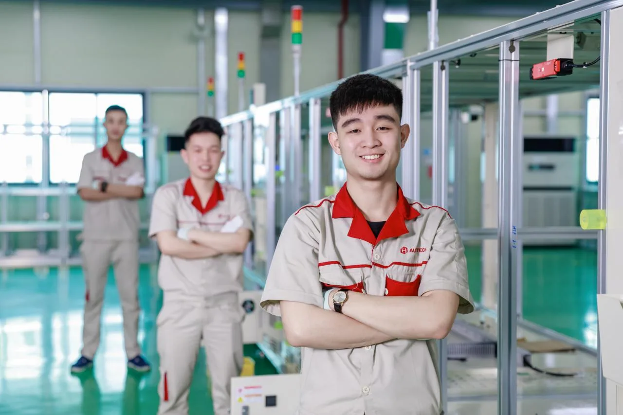 Công nhân Autec tươi cười tại dây chuyền sản xuất