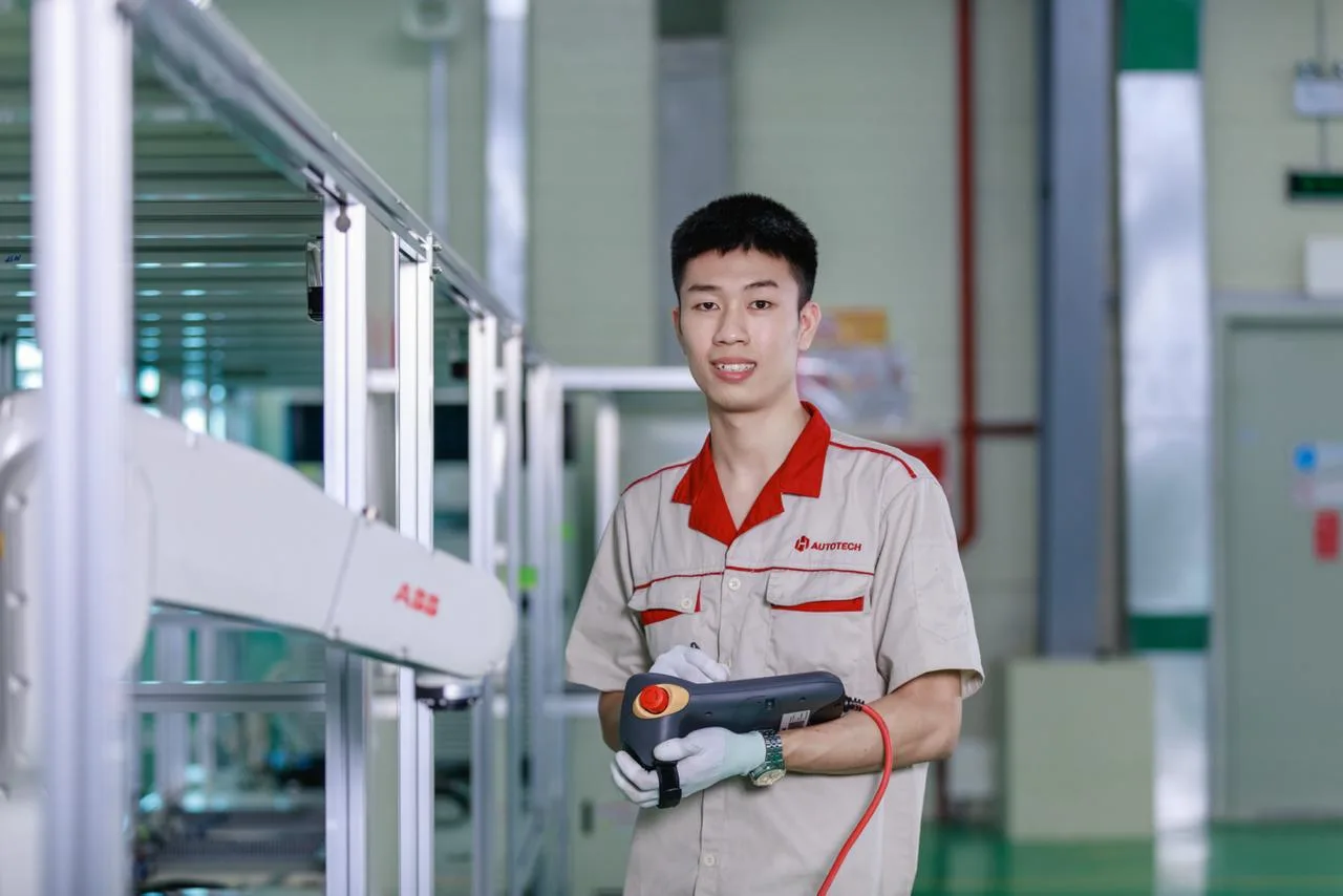 Kỹ sư Autotech với robot ABB trong nhà máy