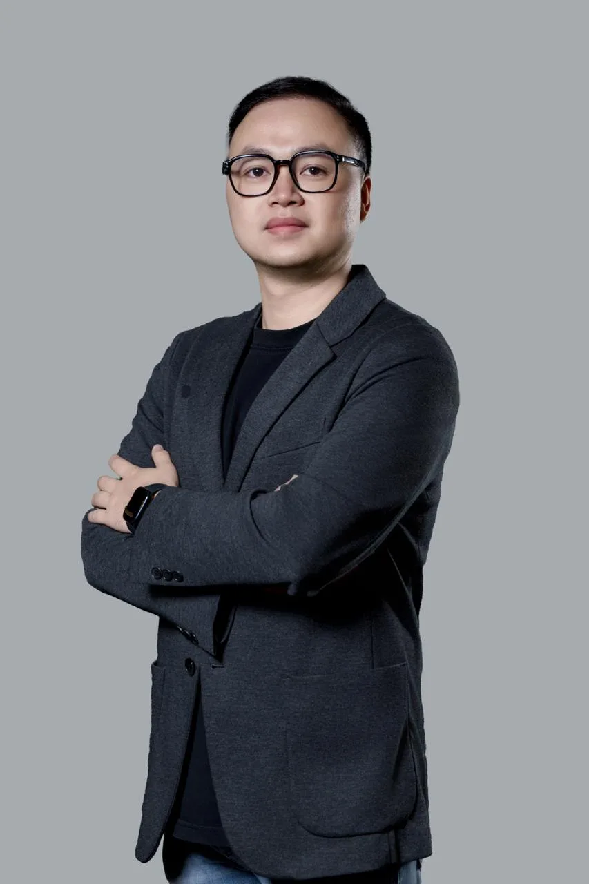 Khách nam vest đen đeo kính chụp ảnh profile