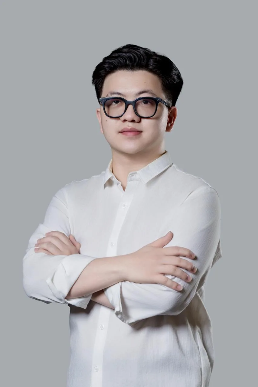 Khách nam đeo kính sơ mi trắng chụp ảnh profile