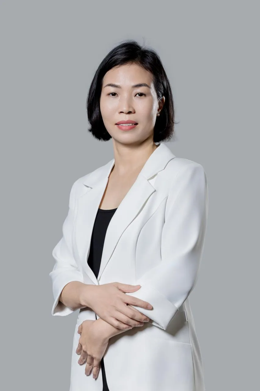 Khách nữ chụp ảnh profile vest trắng