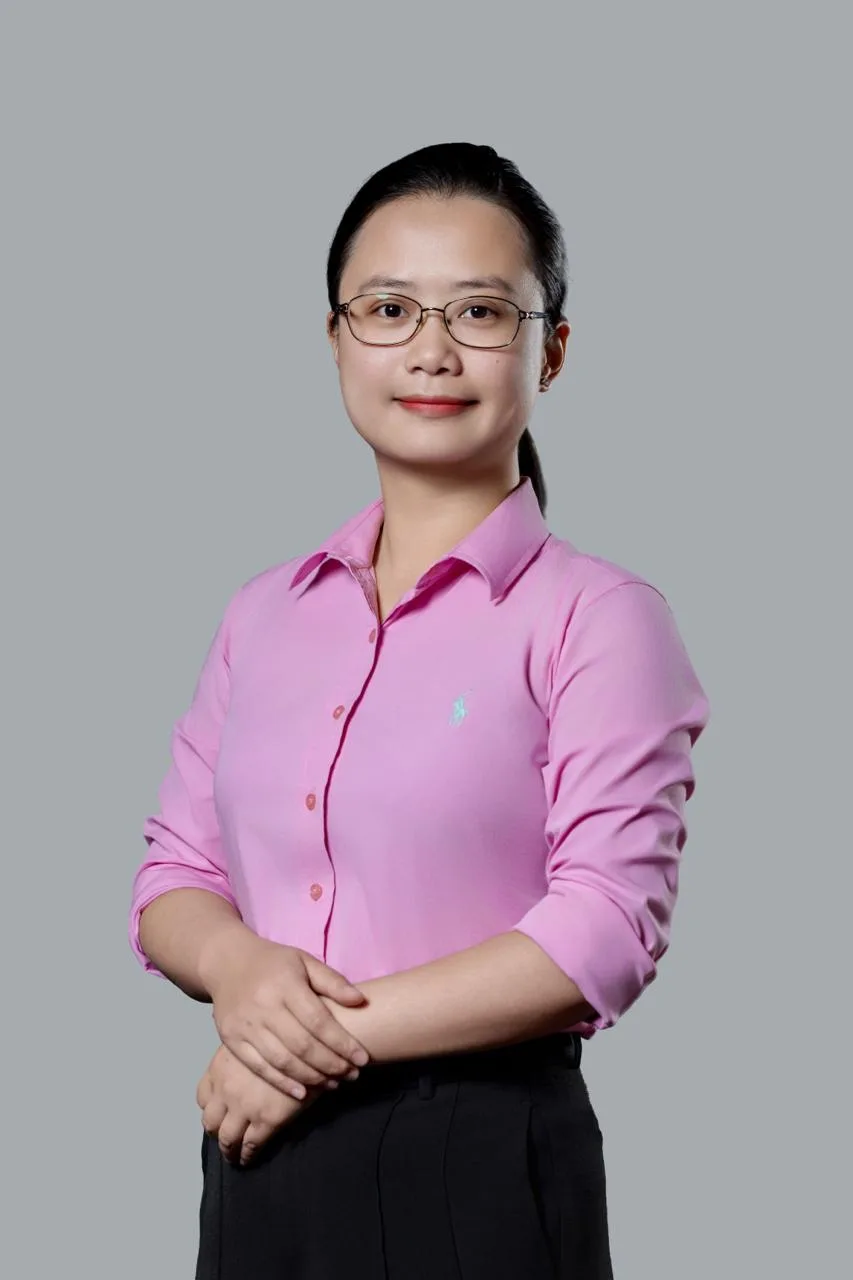 Khách chụp ảnh profile áo hồng quần đen