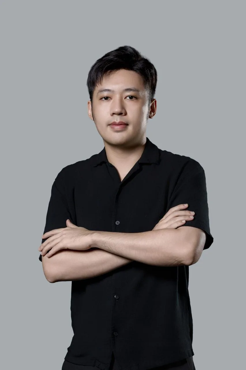 Khách hàng nam chụp ảnh profile áo đen tay khoanh