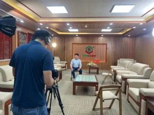 Ekip ProMedia quay phim phỏng vấn lãnh đạo Công ty Hóa chất Việt Trì trong văn phòng.