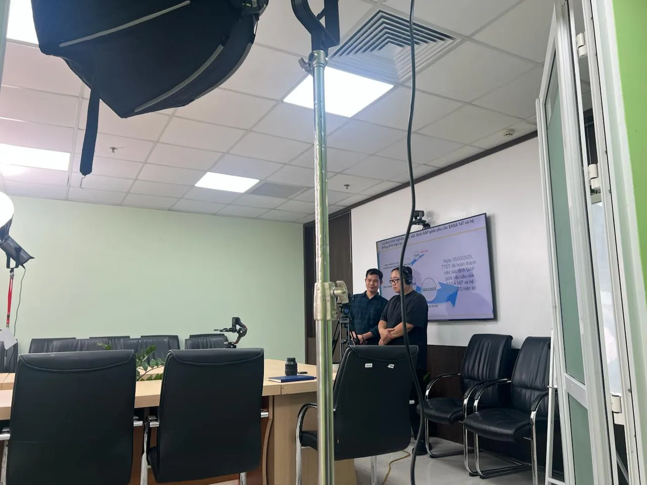 Ekip ProMedia quay phỏng vấn tại văn phòng trung tâm đào tạo VAECO.