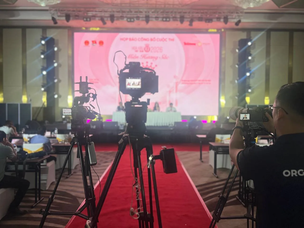 Ekip ProMedia thiết lập hệ thống quay và livestream họp báo Hoa hậu Việt Nam 2026.
