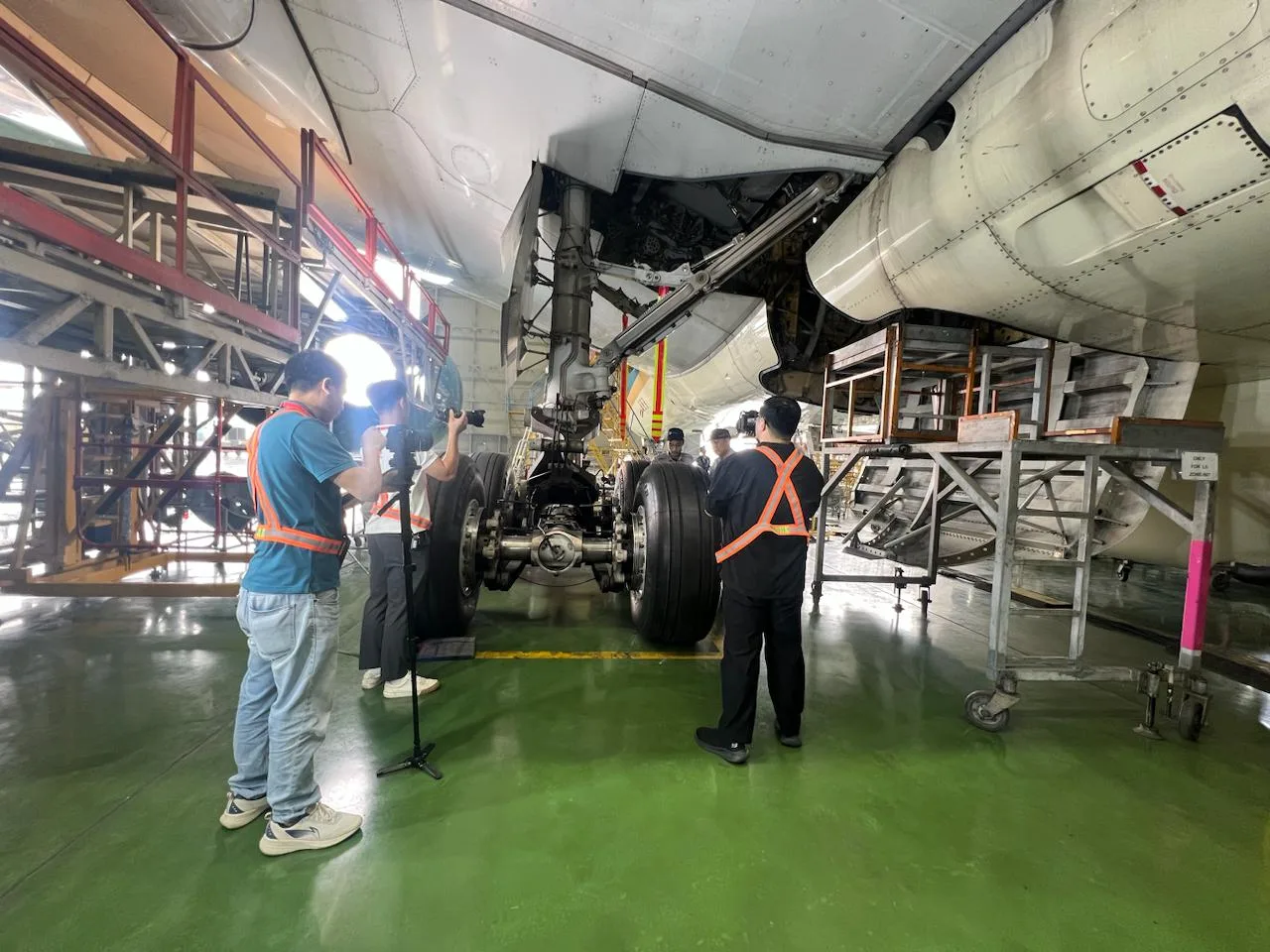 Ekip quay phim tập trung vào chi tiết bánh máy bay tại VAECO.
