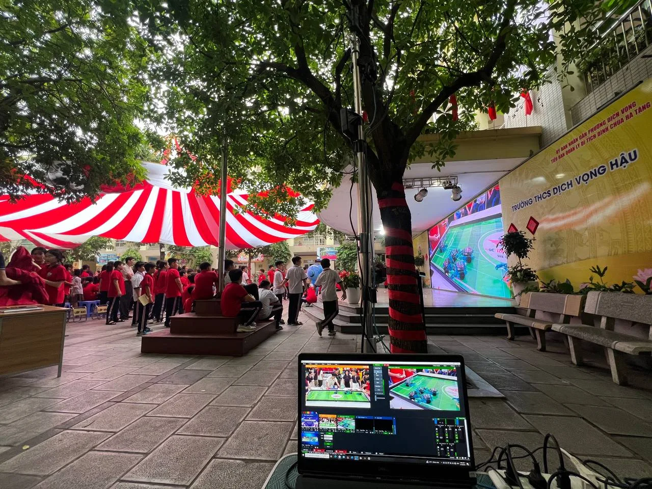 Góc nhìn tổng quan trạm điều khiển livestream sự kiện sân trường.