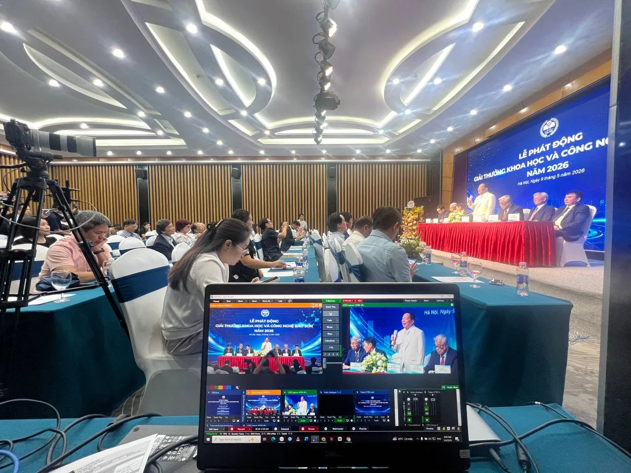 Góc quay toàn cảnh hội trường sự kiện livestream giải thưởng Bảo Sơn 2026.