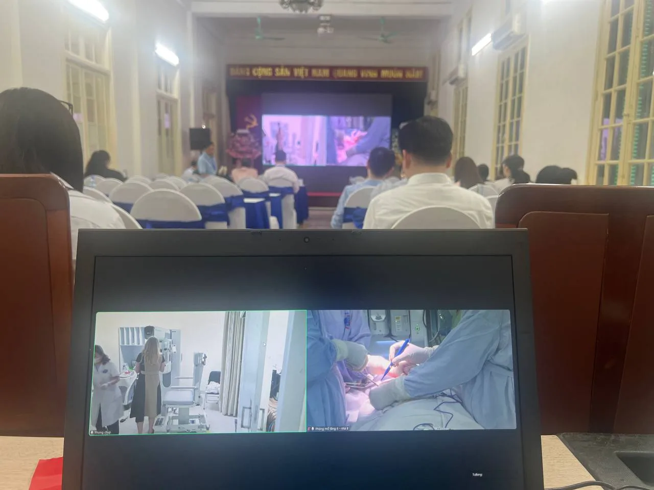 Hình ảnh trực tiếp từ phòng mổ và khu vực siêu âm được chiếu trên màn hình tại hội trường.