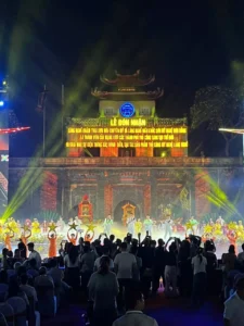 Khán giả dự Lễ hội Làng nghề Thăng Long 2026 với sân khấu hoành tráng.