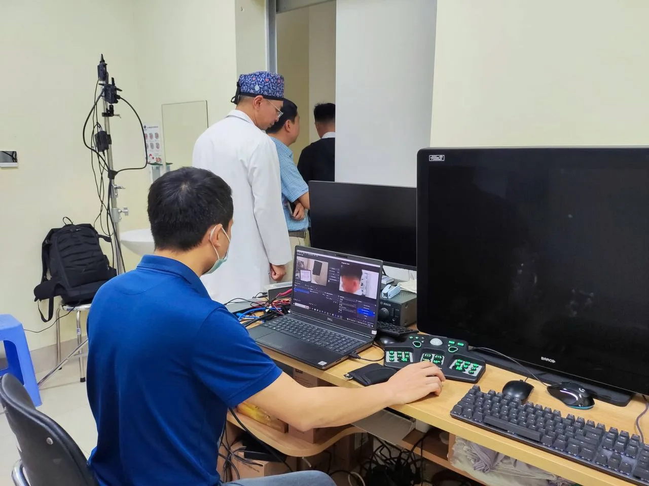 Kỹ thuật viên ProMedia đang điều khiển hệ thống livestream tại điểm cầu siêu âm.