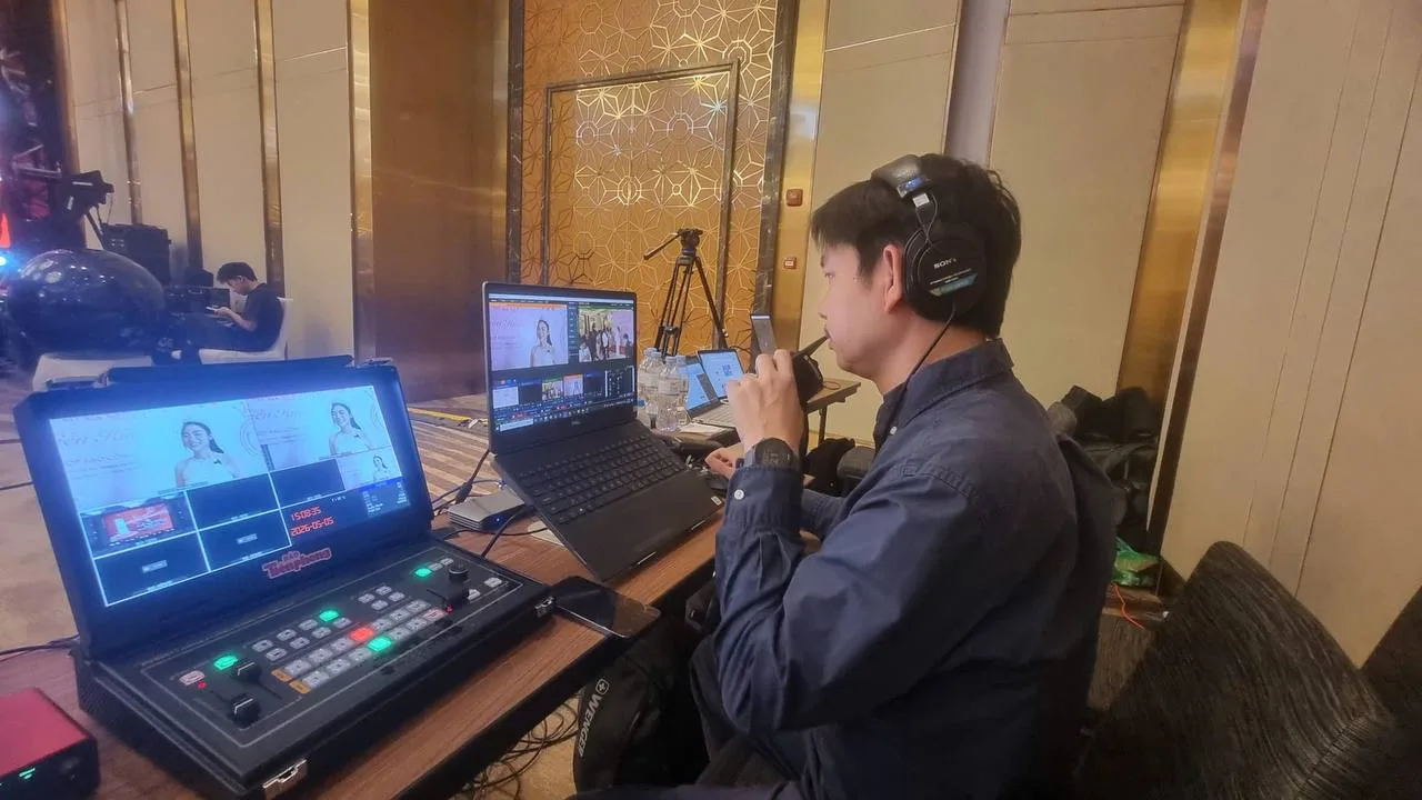 Kỹ thuật viên ProMedia điều khiển bộ livestream đa kênh tại họp báo.