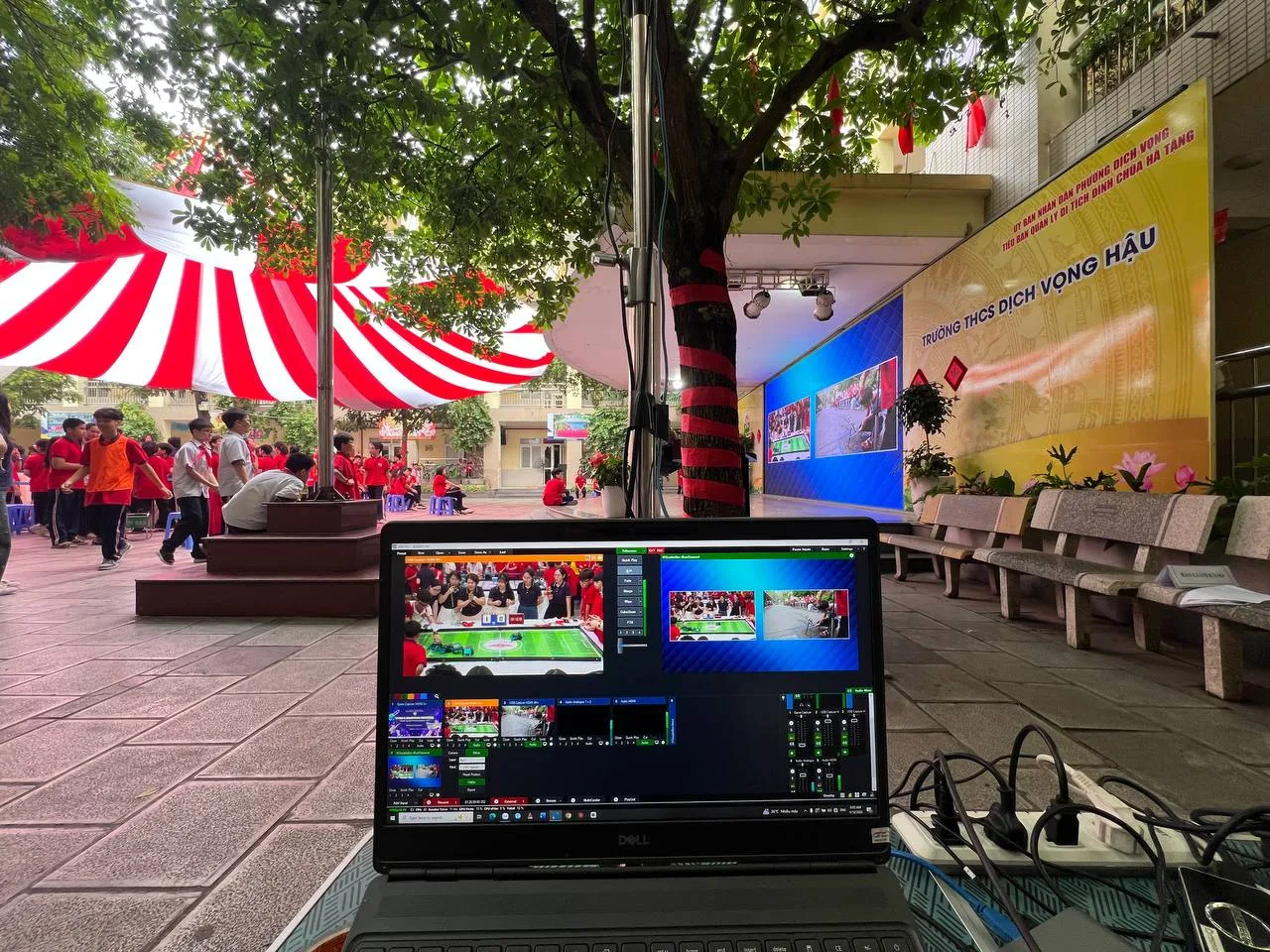 Kỹ thuật viên ProMedia điều khiển hệ thống livestream THCS Dịch Vọng Hậu.