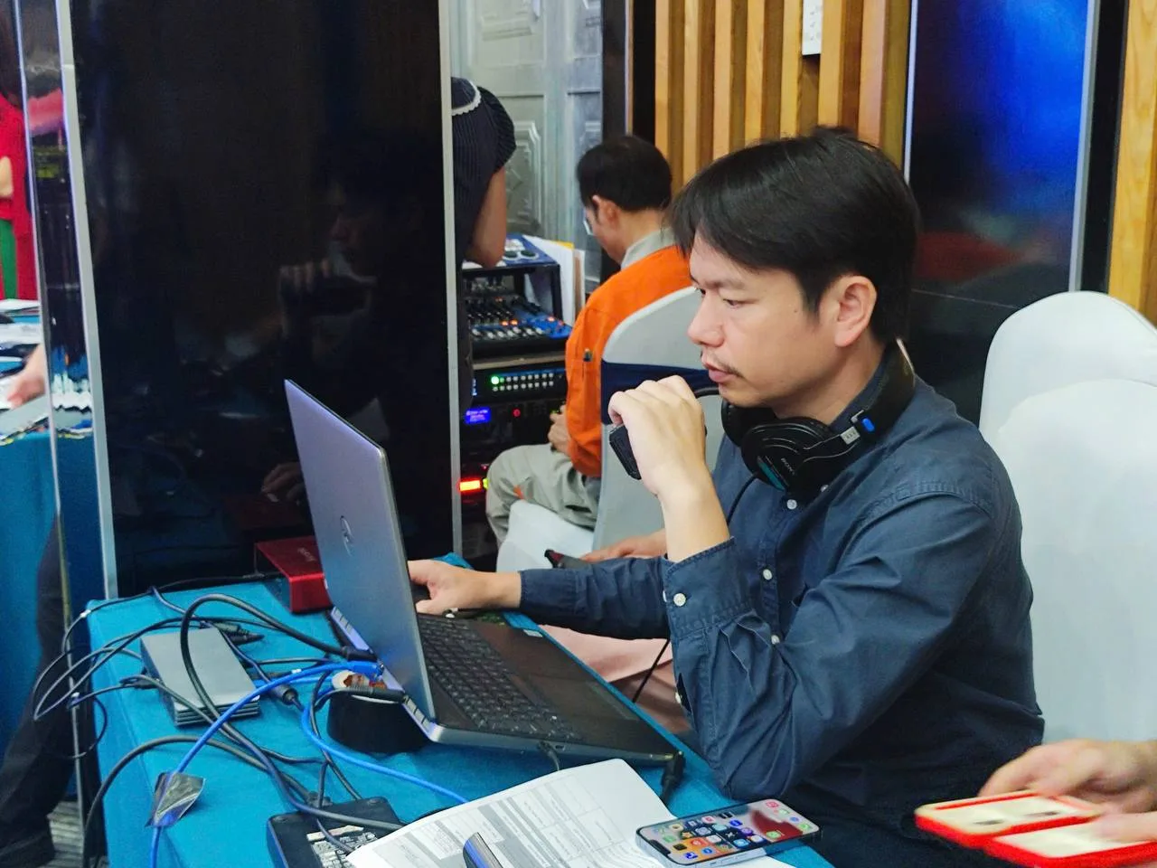 Kỹ thuật viên ProMedia điều khiển thiết bị livestream sự kiện.