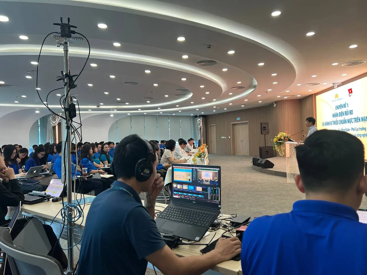 Ekip ProMedia livestream hội thảo an ninh mạng tại khán phòng với màn hình lớn