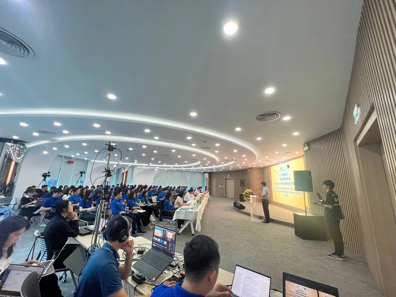 Khán phòng hội thảo an ninh mạng với ekip ProMedia đang livestream sự kiện