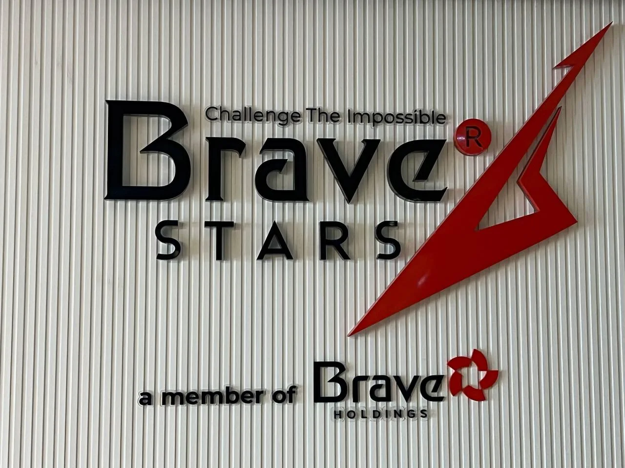 Logo Brave Stars nổi bật với dòng chữ "Challenge The Impossible".