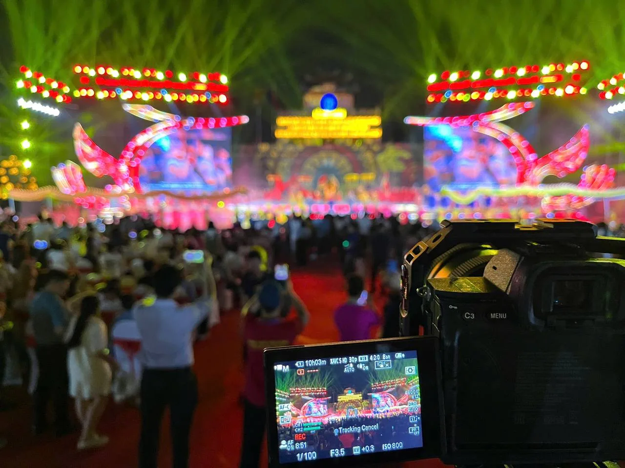 Màn hình máy quay Sony FX3 hiển thị cảnh quay lễ hội làng nghề Thăng Long 2026.