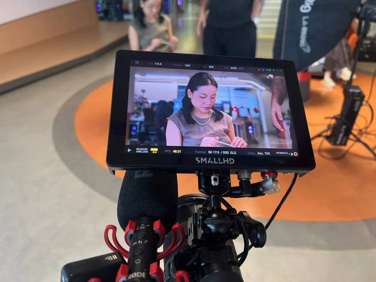 Màn hình SmallHD hiển thị cảnh quay phỏng vấn chất lượng 5K.