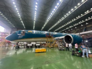 Máy bay Vietnam Airlines trong nhà chứa bảo dưỡng tại VAECO.