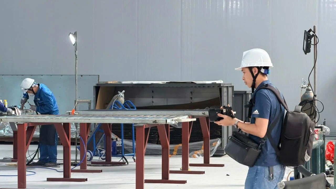 Quay phim ProMedia tác nghiệp ghi lại cảnh sản xuất tại nhà máy hóa chất.