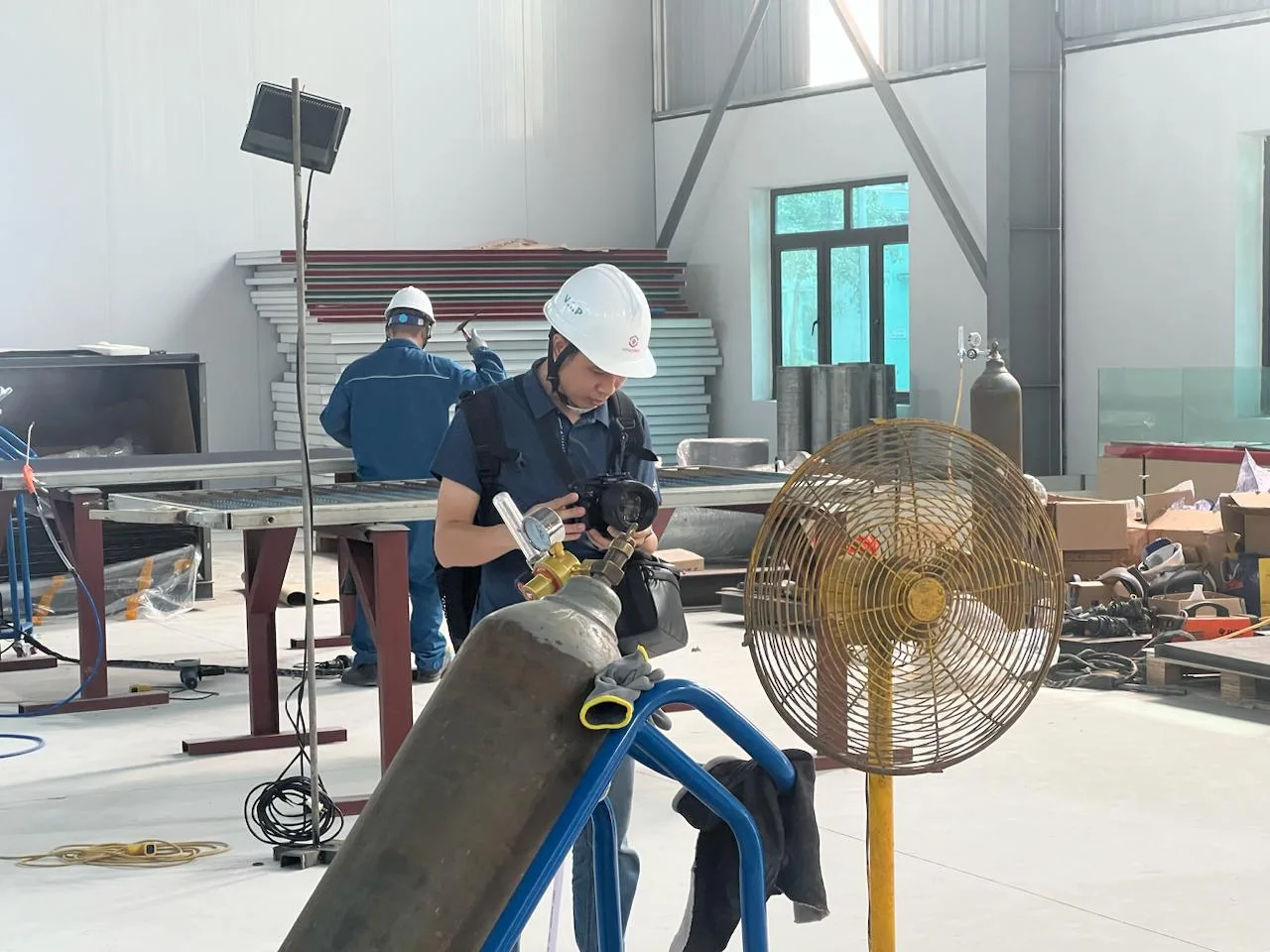 Quay phim ProMedia tác nghiệp tại xưởng sản xuất của Công ty Hóa chất Việt Trì.