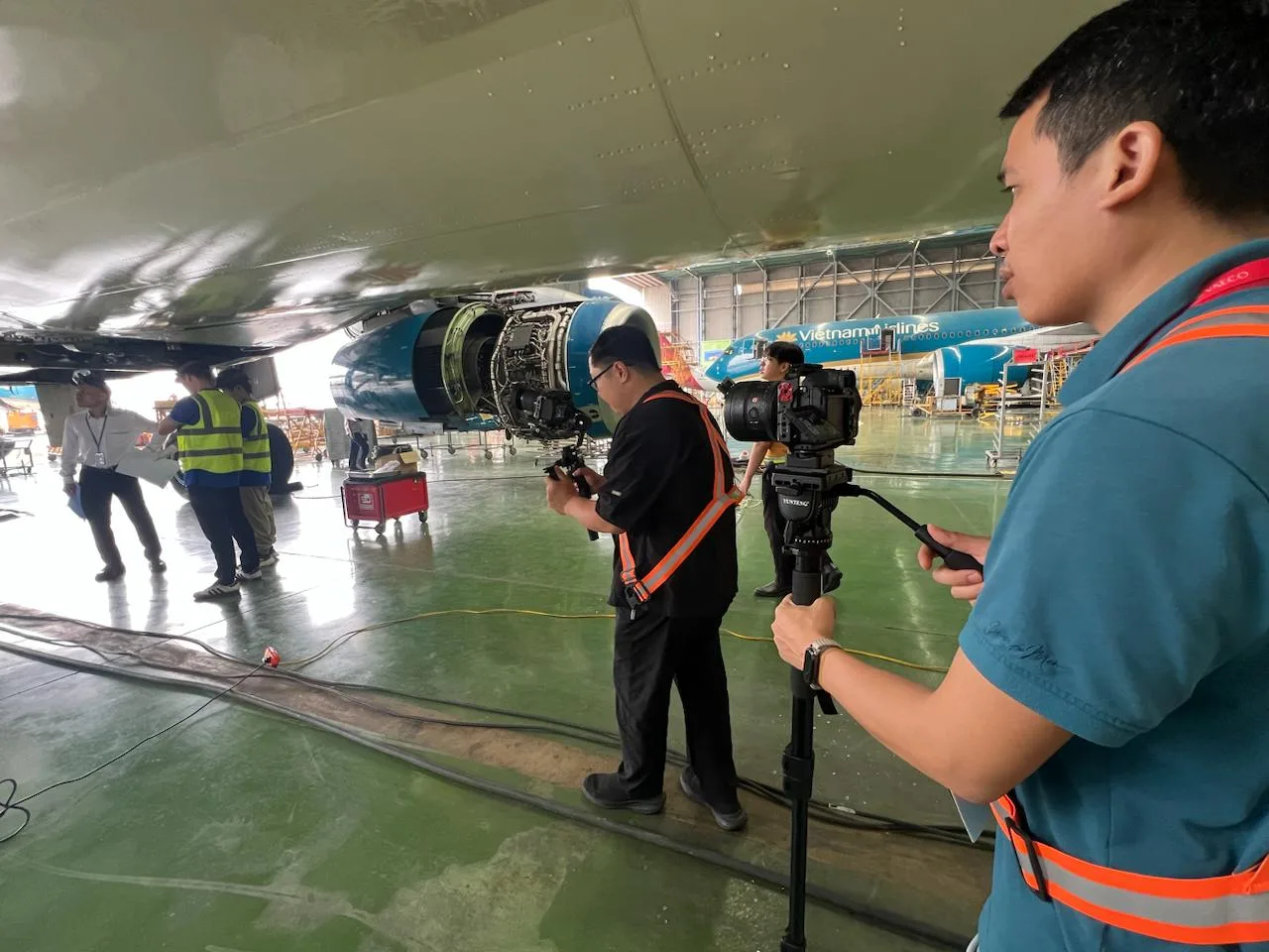 Quay phim viên ProMedia ghi hình chi tiết động cơ máy bay tại nhà máy VAECO.