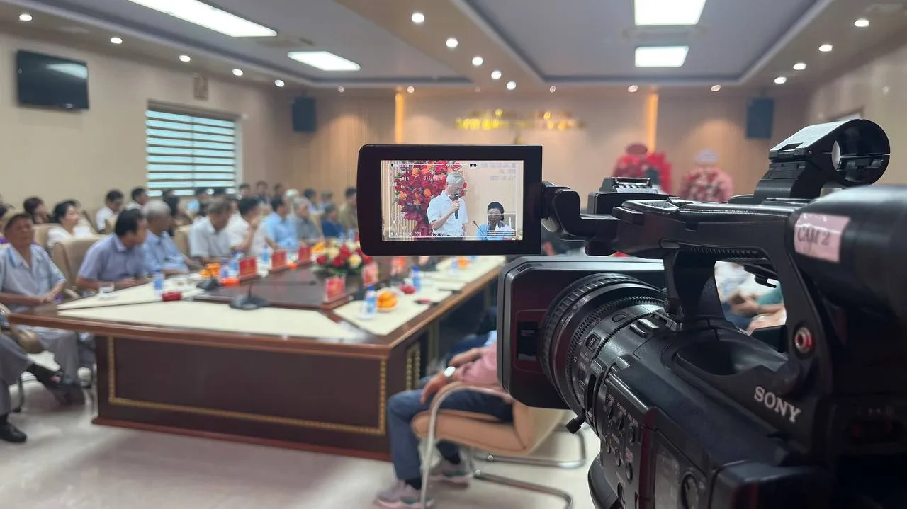 Ekip ProMedia quay phim sự kiện tổng kết tại Thuốc lá Thanh Hóa.