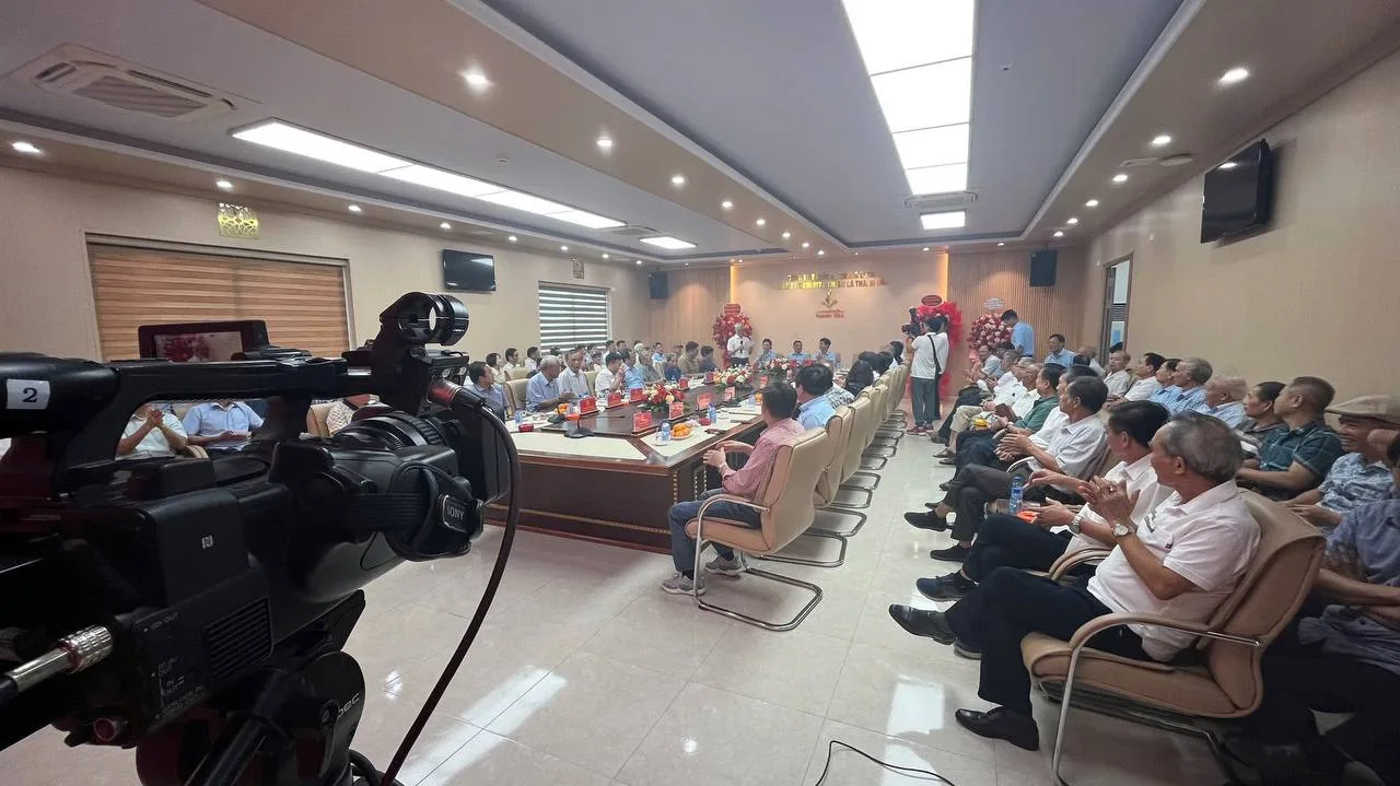 Góc quay toàn cảnh phòng họp với khách mời và máy quay phim sự kiện Thuốc lá Thanh Hóa.