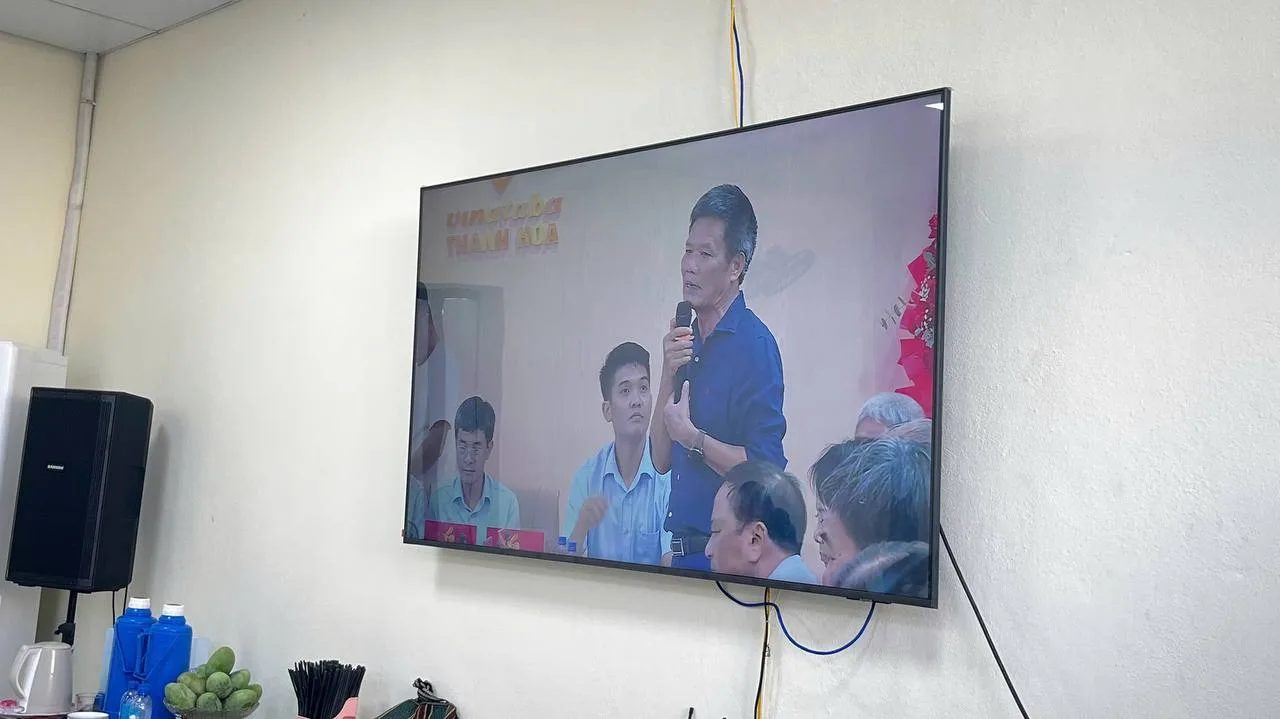Màn hình TV hiển thị hình ảnh từ máy quay trong sự kiện Thuốc lá Thanh Hóa.