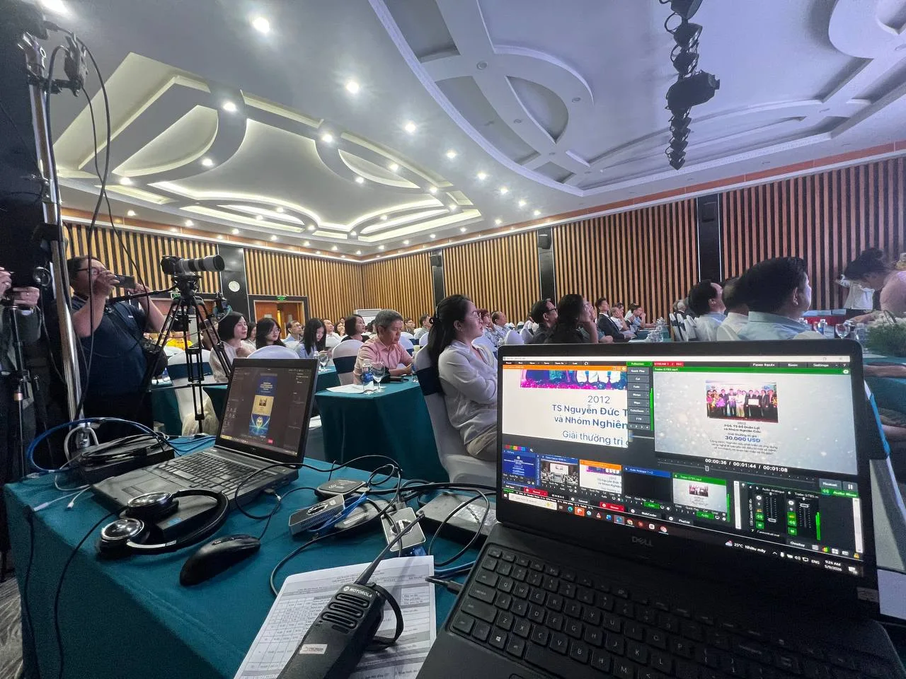 Bộ thiết bị livestream cho doanh nghiệp gồm laptop, micro, camera và phần mềm điều khiển