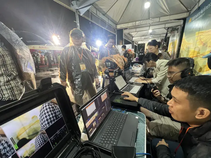 Ekip ProMedia theo dõi tín hiệu và checklist trước khi chuyển giao quy trình livestream