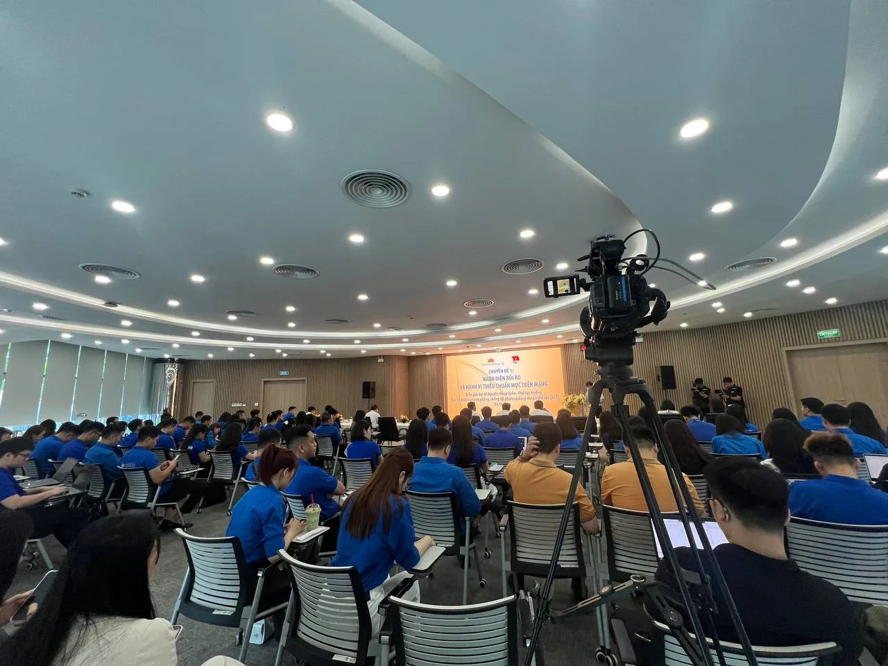 Kỹ thuật viên ProMedia lắp đặt máy quay và kiểm tra khung hình cho phòng livestream