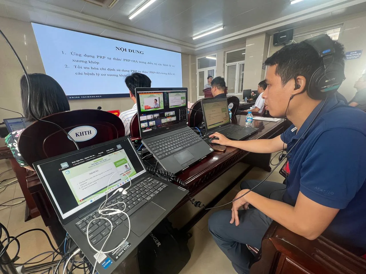 Kỹ thuật viên ProMedia điều khiển hệ thống livestream với nhiều màn hình kiểm soát.