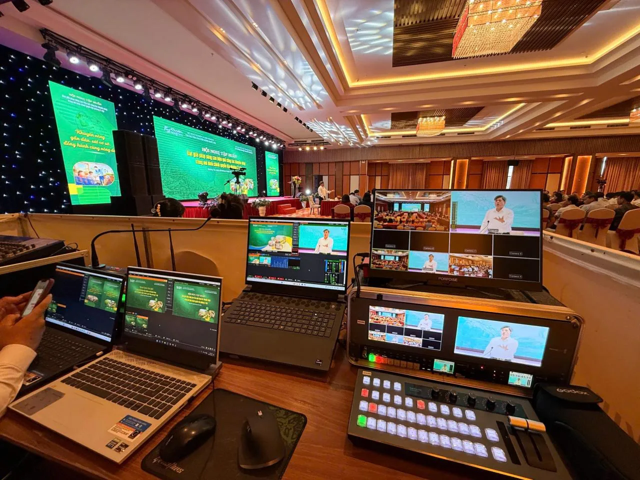 Máy quay, micro, laptop và switcher trong bộ thiết bị livestream nhiều nguồn hình