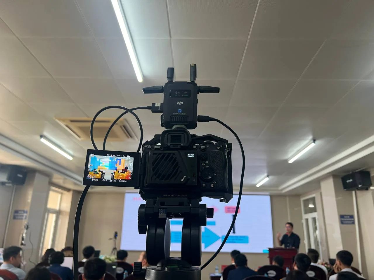 Máy quay Sony Alpha A7IV trên tripod, chuẩn bị livestream hội thảo bệnh viện Ninh Bình.