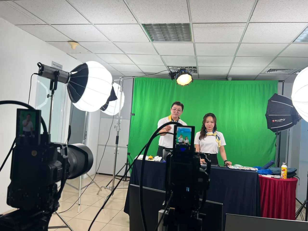 Alt ảnh 1: Ekip ProMedia setup 2 máy quay và đèn softbox cho buổi livestream Saigon Tourist.