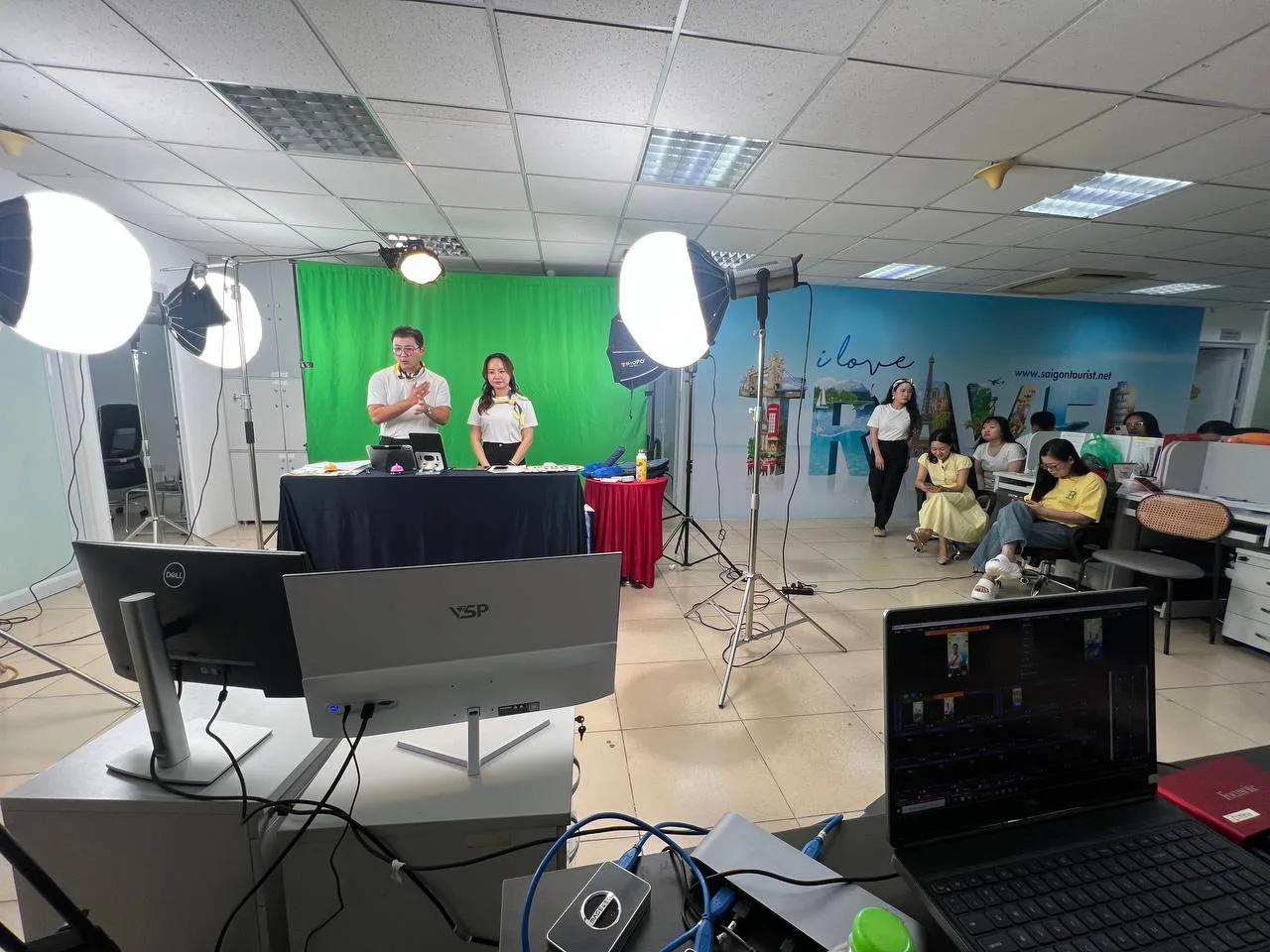 Alt ảnh 2: Hậu trường buổi livestream Saigon Tourist với phông xanh và dàn đèn chuyên nghiệp.