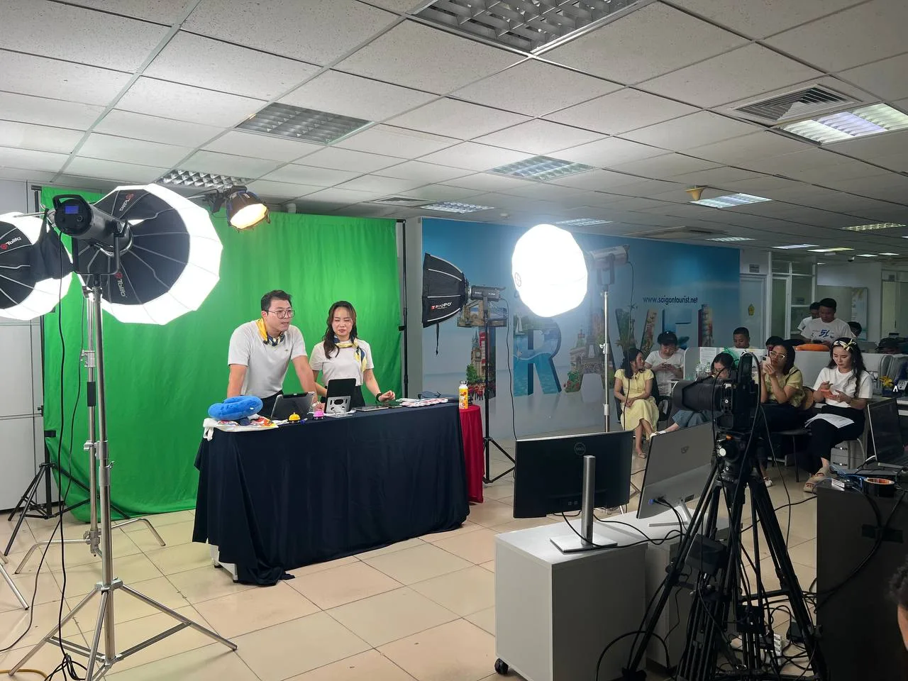 Alt ảnh 3: Góc rộng hậu trường livestream Saigon Tourist tại văn phòng với nhiều đèn chiếu sáng.