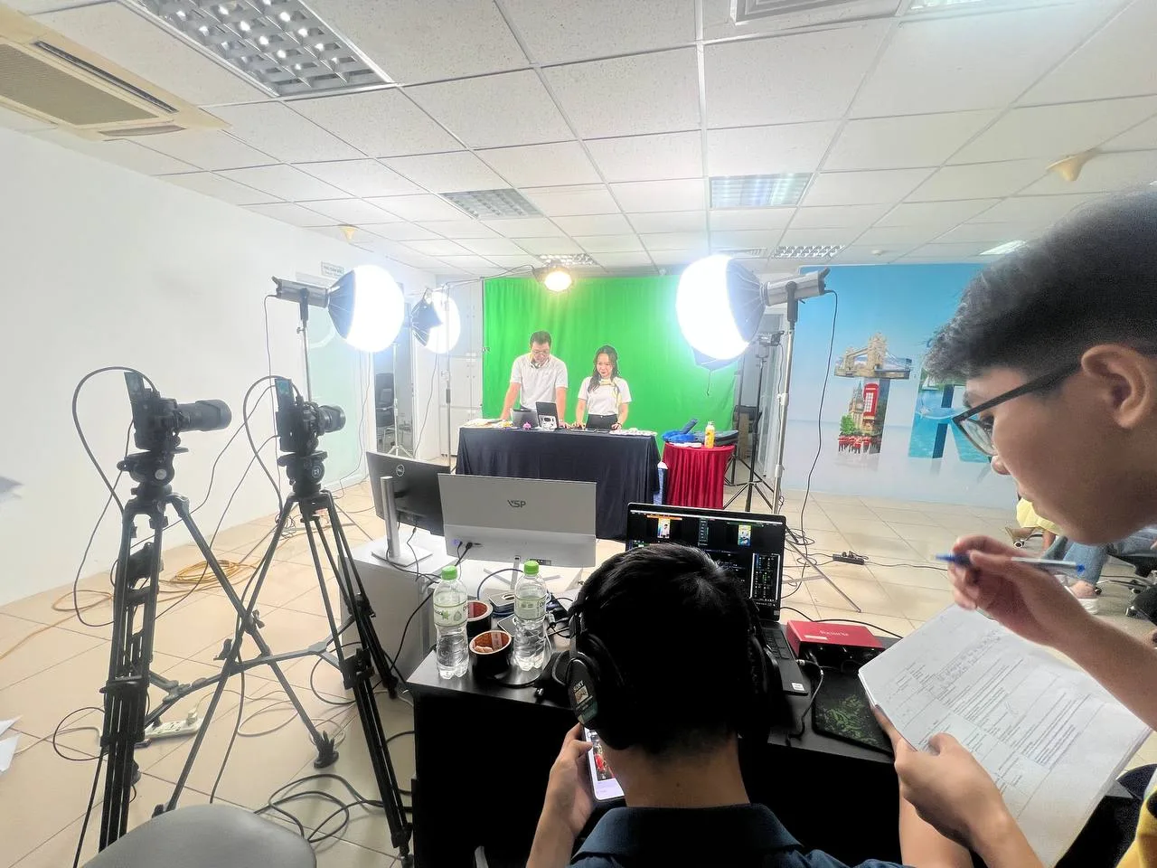 Alt ảnh 4: Kỹ thuật viên ProMedia điều khiển máy tính và ghi chú trong buổi livestream.