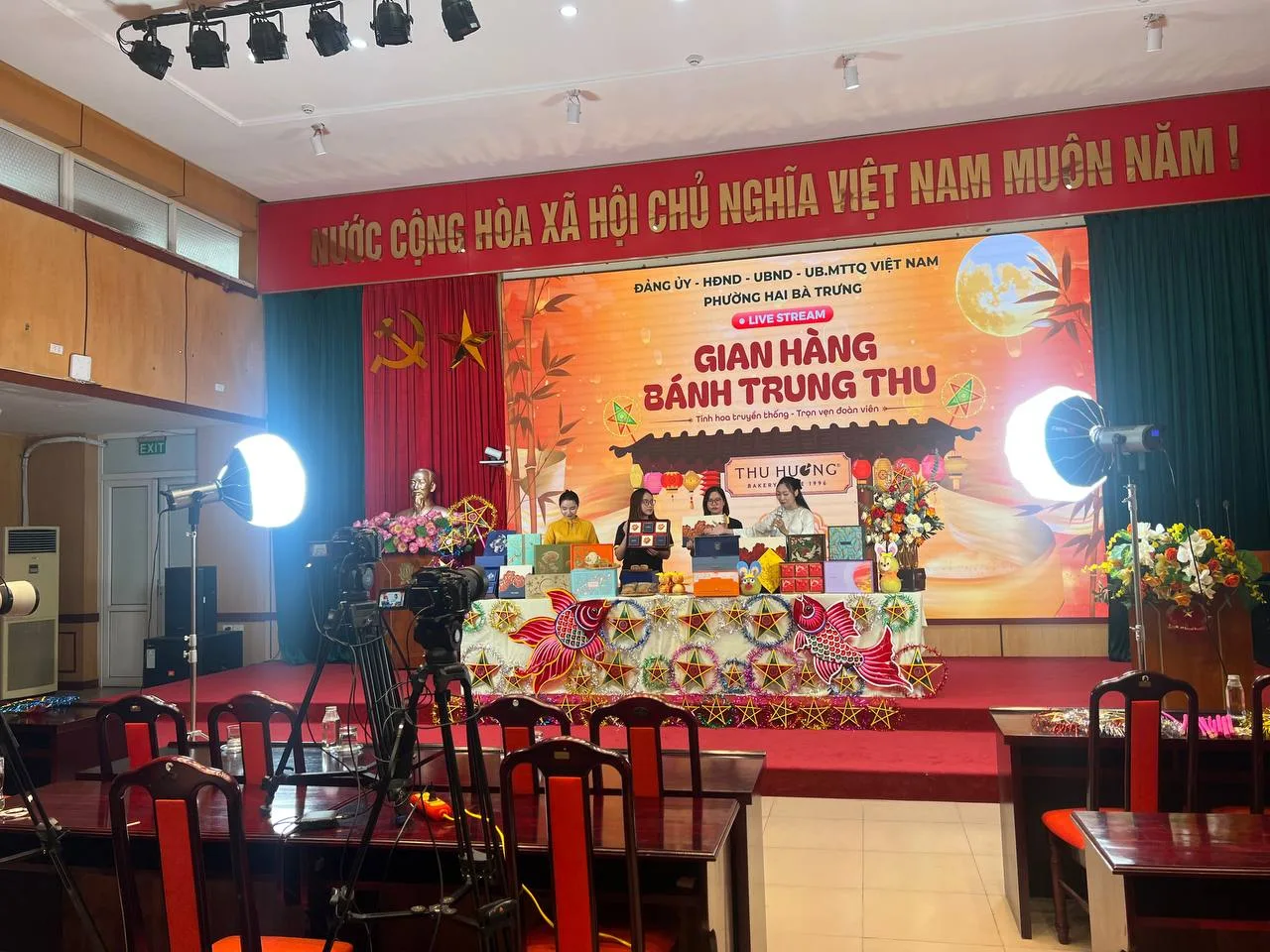 Ekip ProMedia setup 2 máy quay và đèn studio cho livestream phường Hai Bà Trưng.
