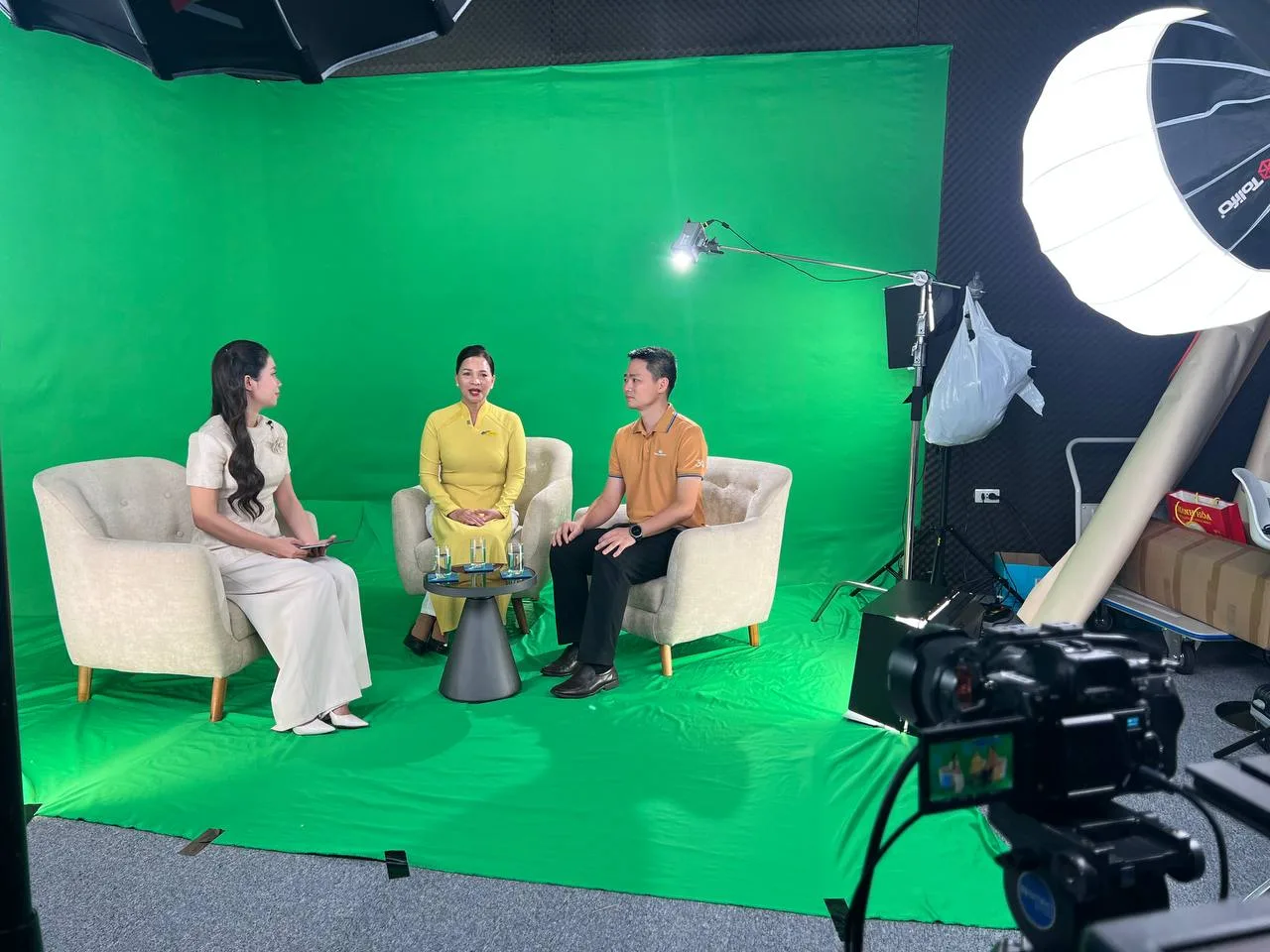 Ekip ProMedia setup ánh sáng, phông xanh cho livestream trường quay ảo Vietnam Airlines.