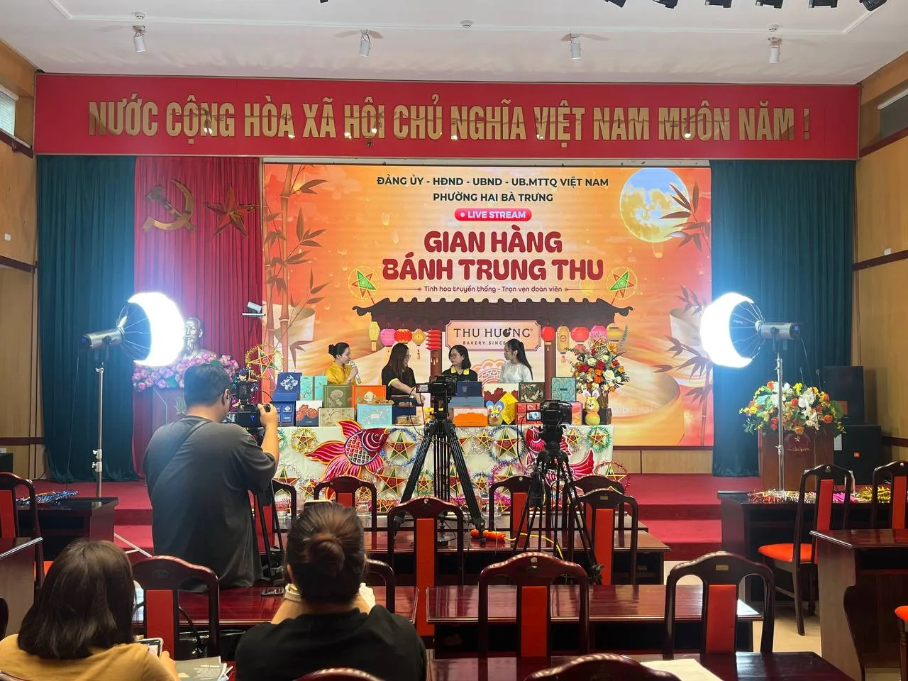 Góc nhìn bao quát ekip ProMedia chuẩn bị livestream gian hàng bánh Trung Thu.